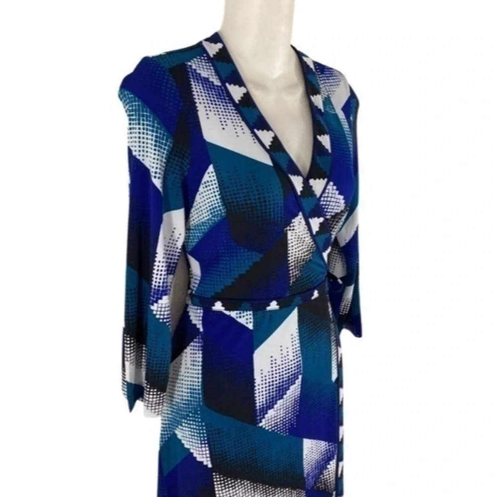 BCBGMaxazria Blue Combo print wrap jersey dress